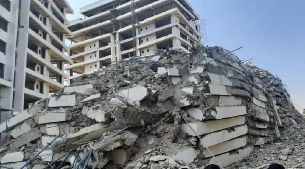 Trabalhadores presos quando prédio de 21 andares desaba em Ikoyi Lagos